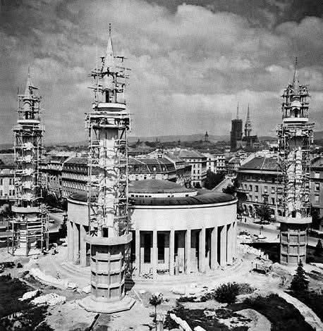 Meštrovićev paviljon, minareti tijekom gradnje džamije. Džamija je otvorena 18. kolovoza 1944. godine, minareti su srušeni 1949. godine